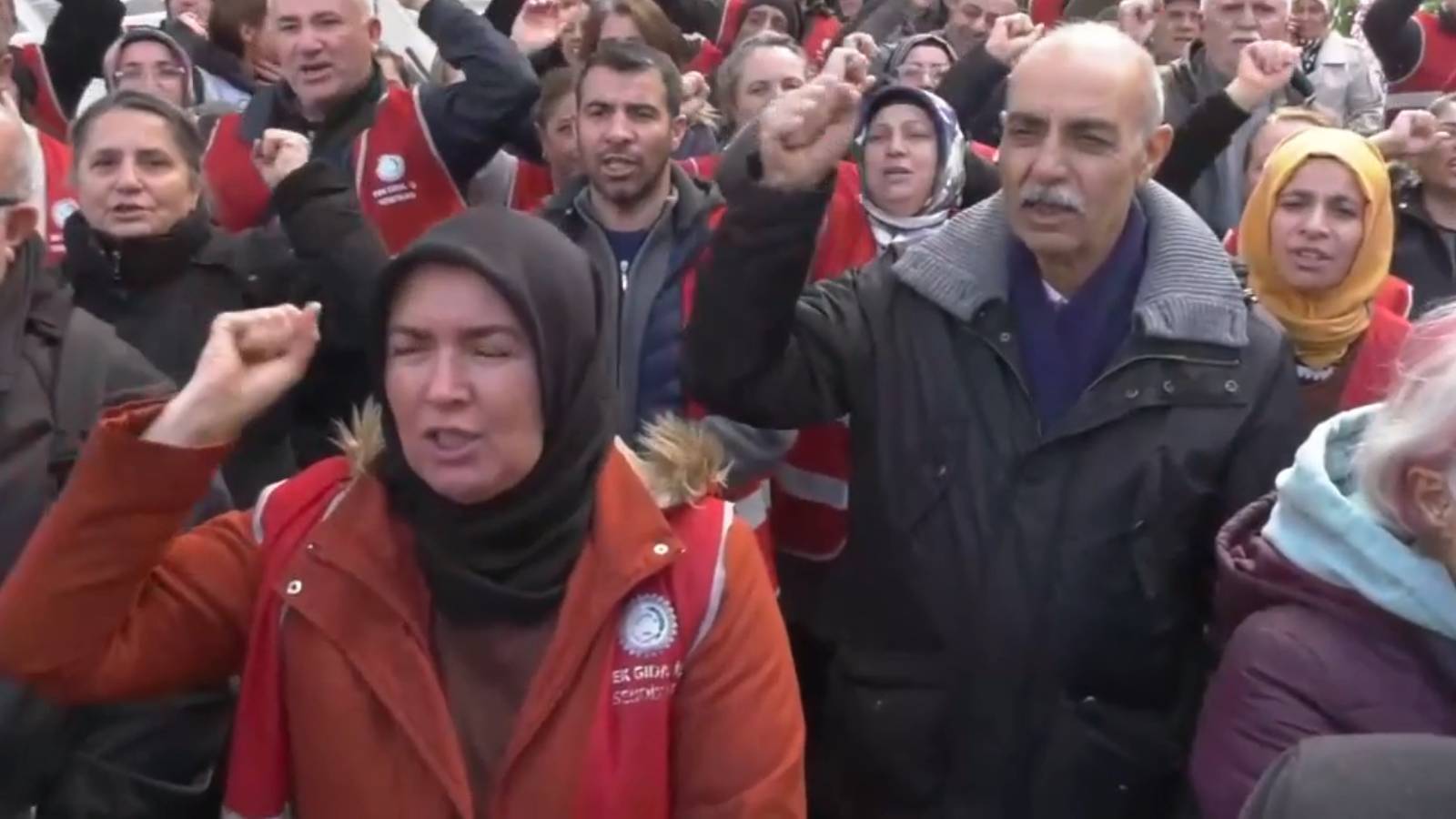 Polonez işçisi kazanımı Çatalca Adliyesi önünde “Erik Dalı” ile kutladı